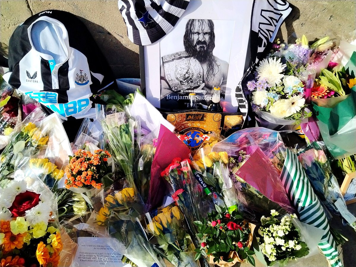 Cultaholic's tweet photo. The PAC memorial at Greyβs Monument in Newcastle continues to grow.
It now includes a letter from @MandrewsJunior and @Flash_Morgan, bottles of Newcastle Brown Ale and an AEW Title belt! π€π€
(πΈ @Grassiman) https://t.co/W4a4WF7HNP