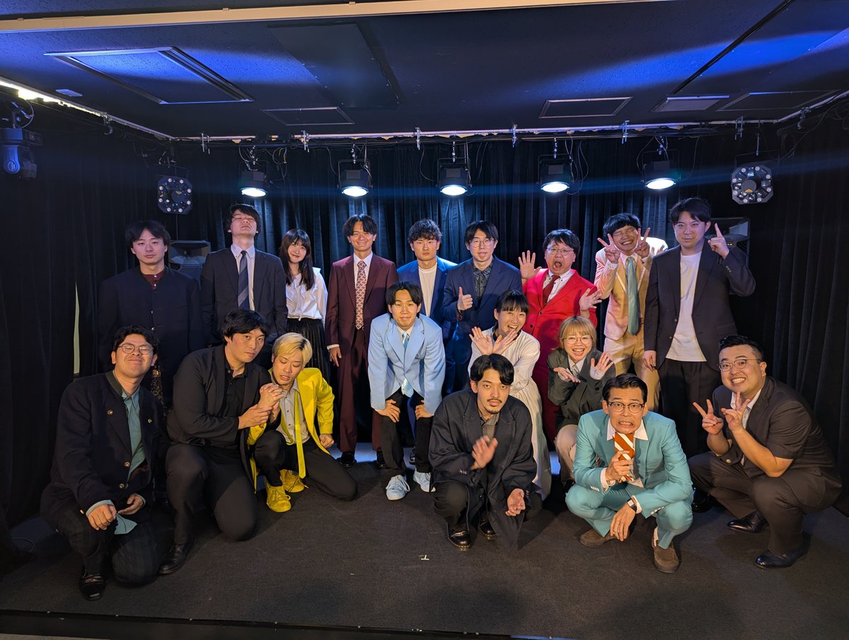 takigawa_sakka's tweet photo. 🌃『夜すがら漫才』🌃

ご来場いただいたみなさま、ありがとうございました！

エンディングではカラフルな衣装に身を包んだ演者が信号機のようになっている時間がありました！ https://t.co/26sXwrCi3G