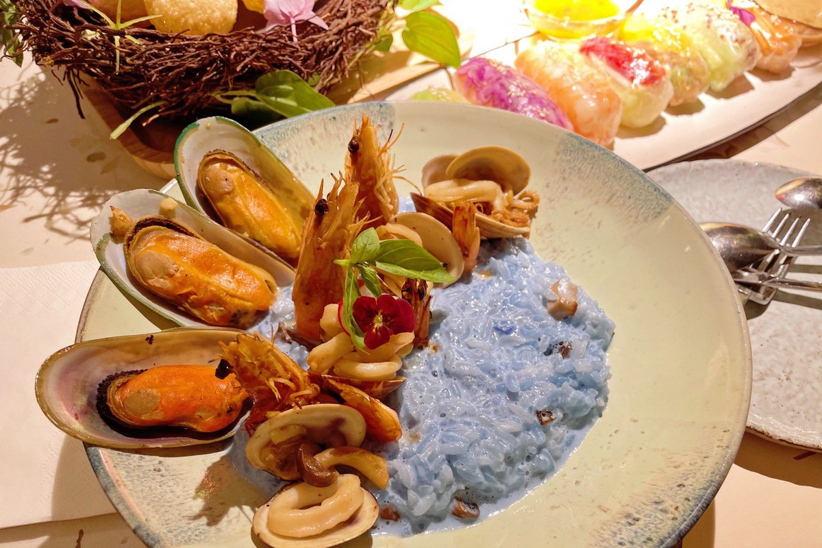 loreenOldffqlr's tweet photo. La paella valenciana de marisco con azafrán y el toque fresco de limón es el sabor de Espaa que te hará volar! （配翻译： 藏红花海鲜瓦伦西亚海鲜饭，一抹清新柠檬味，就是能让你即刻神游的西班牙味道！） https://t.co/RCFgt1D1Lo