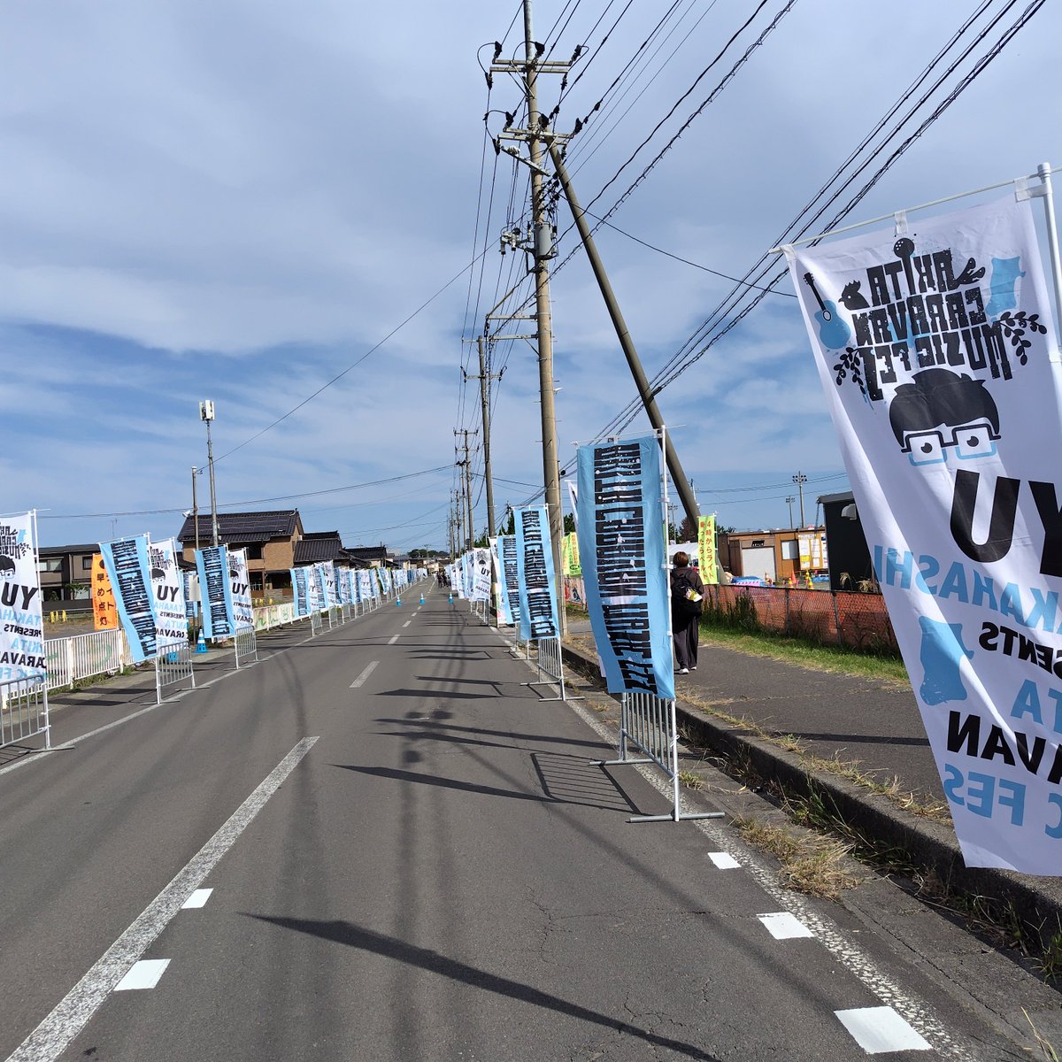 katomarumaru's tweet photo. あれから１週間が経とうとしてる…１週間前の今日は、ワクワクし過ぎて出た知恵熱を下げようと頑張ってたな🥵
フェスのワクワクはこの道から始まってた😆
見えそうで見えない鳥海山⛰️最後まで雲かかっていたけれど、優くんの時には綺麗に山肌が見えたんだよね✨

#高橋優　くん主催　#acmf　#にかほ市 https://t.co/JccObCnD2f