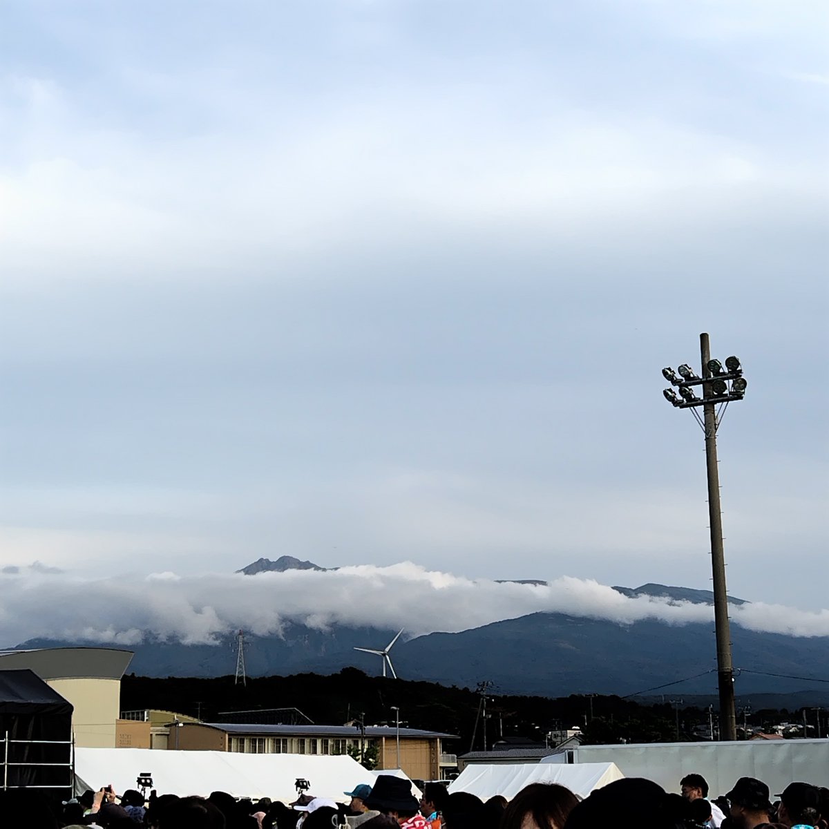 katomarumaru's tweet photo. あれから１週間が経とうとしてる…１週間前の今日は、ワクワクし過ぎて出た知恵熱を下げようと頑張ってたな🥵
フェスのワクワクはこの道から始まってた😆
見えそうで見えない鳥海山⛰️最後まで雲かかっていたけれど、優くんの時には綺麗に山肌が見えたんだよね✨

#高橋優　くん主催　#acmf　#にかほ市 https://t.co/JccObCnD2f