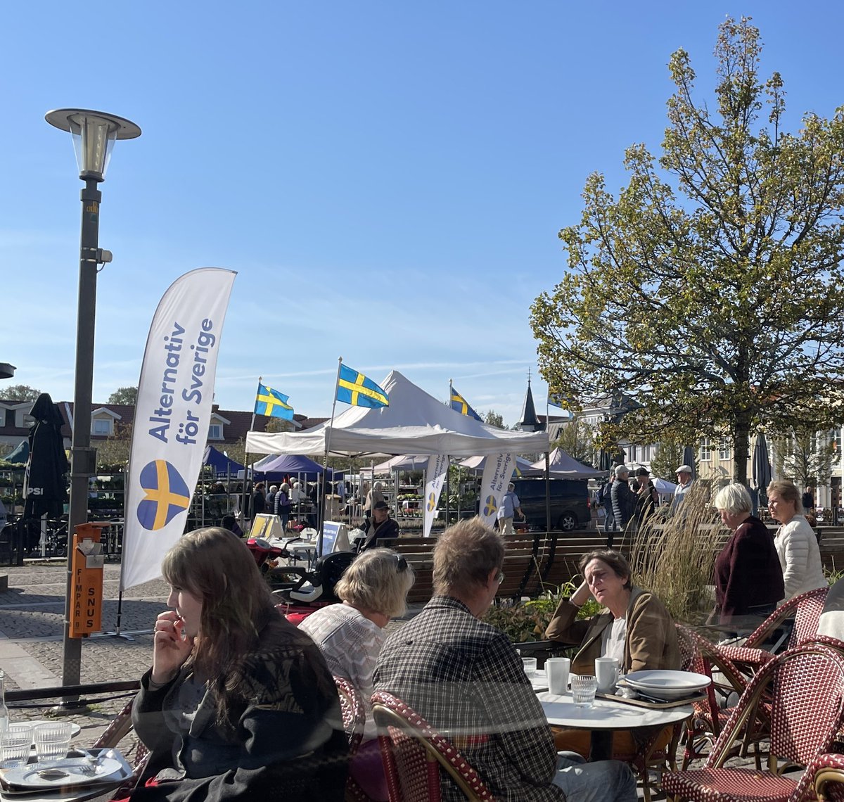 AfSKungsbacka's tweet photo. 👑 Ännu en lyckad dag med många intressanta samtal och mycket material utdelat på Kungsbacka marknad!
🇸🇪 Kampen för ett tryggt, svenskt Sverige fortsätter även efter valet! https://t.co/2azbJfPyMu