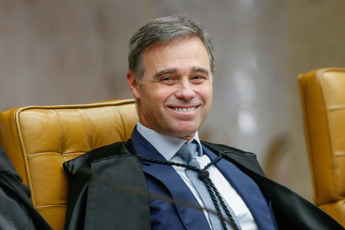 ojornaleirobr's tweet photo. O que André Mendonça estava tentando esconder?

A derrubada dos sigilos do caso Master começou a expor uma extensa rede de contatos e relações de Daniel Vorcaro que até então estava fora do conhecimento público.

Nos materiais divulgados aparecem conexões ou contatos envolvendo Kassio Nunes Marques, Luiz Fux, Dias Toffoli, Luciano Huck, Roberto Campos Neto e Flávio Bolsonaro.

Há ainda um ponto que chega ao entorno do próprio Mendonça: o Instituto Iter, fundado pelo ministro, recebeu R$ 5,2 milhões da Cedro Participações, de Lucas Kallas, empresário que teve negócios com Vorcaro.

No caso de Flávio Bolsonaro, a investigação revelou mensagens, ligações e encontros com Vorcaro durante as tratativas relacionadas ao filme “Dark Horse”.

Em artigo publicado no Brasil 247, Jeferson Miola sustenta que Mendonça teria atuado seletivamente ao manter sob sigilo informações envolvendo personagens ligados à direita e ao próprio entorno do ministro.

Depois que os sigilos começaram a cair, nomes, mensagens, encontros e relações que estavam escondidos do público começaram a aparecer.

o que ainda falta aparecer?

Fonte: Brasil 247.