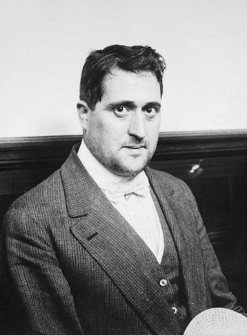 OlivierStroh's tweet photo. Apollinaire Dans son choix de réactiver une poésie écrite, quand celle-ci était auparavant essentiellement orale, il s’inscrit dans le mouvement d’innovation poétique qui vit Hugo détruire l’alexandrin, Rimbaud détruire les formes fixes et Mallarmé détruire les thèmes classiques https://t.co/uiIkOJV2fW