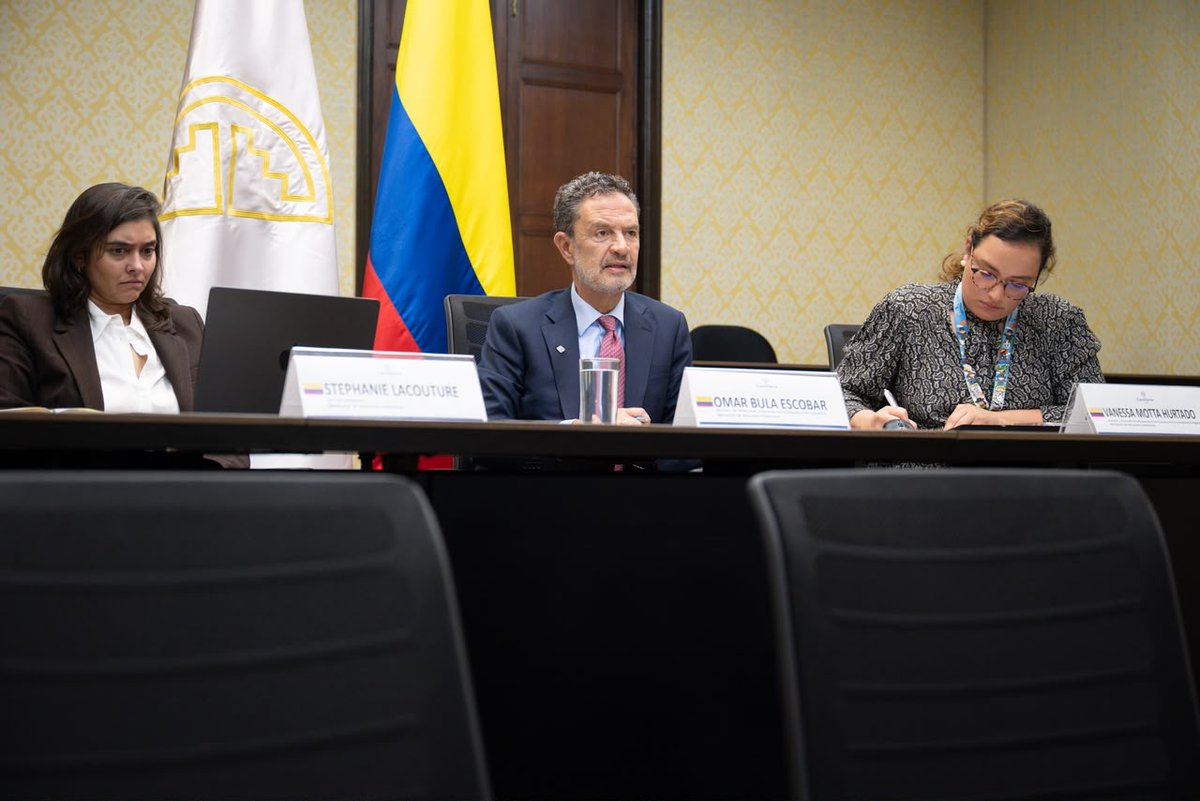 CancilleriaCol's tweet photo. Colombia reafirmó en Quito su compromiso con la cooperación andina para combatir la delincuencia organizada transnacional y fortalecer la seguridad regional.

El canciller Omar Bula destacó los avances en la implementación de la Decisión 922 y respaldó nuevos instrumentos contra el tráfico ilícito de armas y en materia penitenciaria:

“Estos dos instrumentos contribuyen sin lugar a duda a sembrar espacios de acción a las organizaciones criminales y a fortalecer la seguridad de nuestros países”, afirmó.

Para el Gobierno del presidente @ABDELAESPRIELLA, recuperar la seguridad y devolverles la tranquilidad a los colombianos es una prioridad que también se fortalece mediante la cooperación internacional.