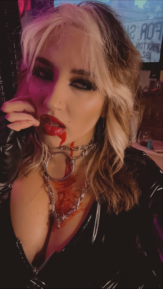Valarie_Vixen's tweet photo. Happy October 1st! 🎃🦇 https://t.co/E8tVagedZJ