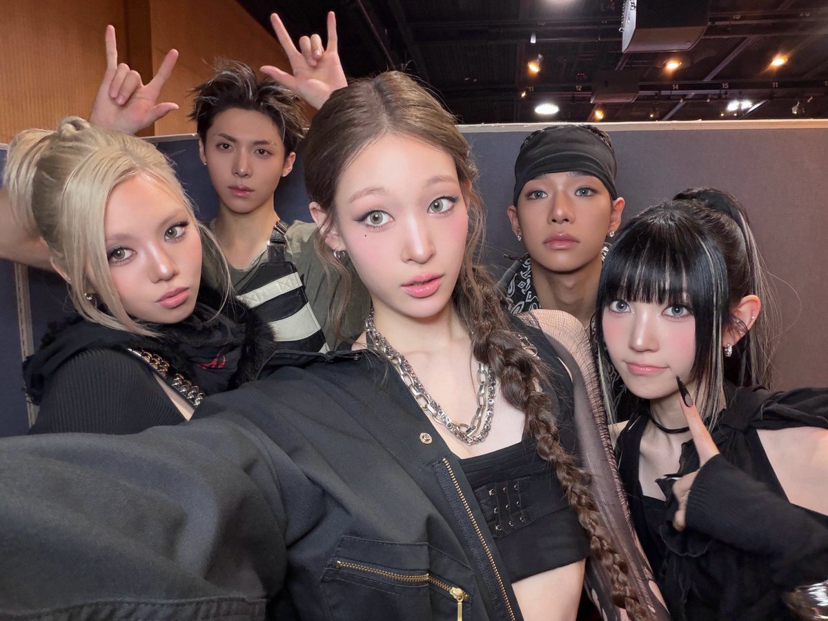 ALLDAY_PROJECT's tweet photo. [📸] 261001 #TO_DAY

Mnet 엠카운트다운 🤟💥

#ALLDAYPROJECT #ADP #올데이프로젝트
#CRASH
#THEBLACKLABEL #더블랙레이블 https://t.co/vCwiyb5Mdm