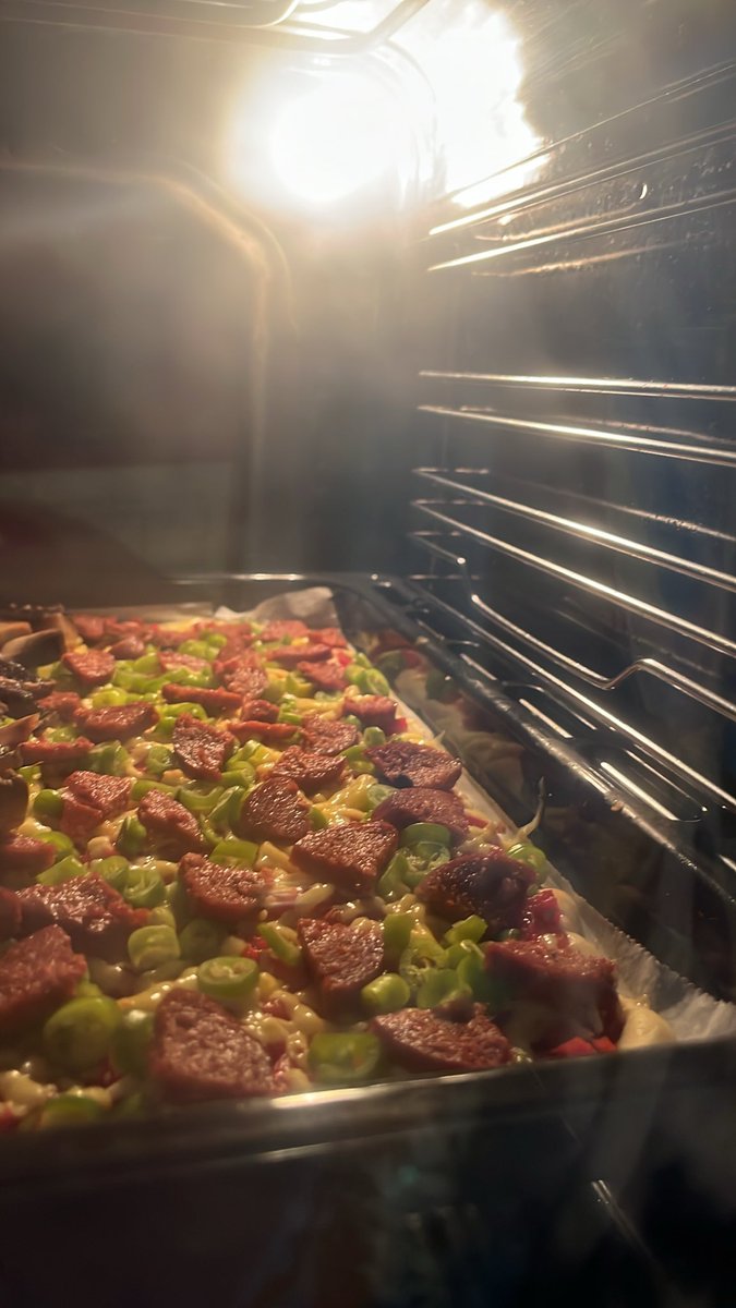 chanandlerare's tweet photo. Sıkıntıdan hamur yapmayi ogrendim pizza yaptim https://t.co/7VcDGBvyW7