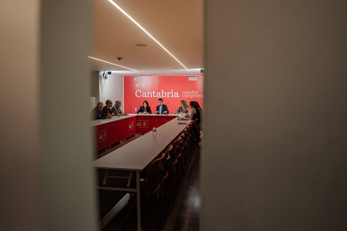 pedro_casares's tweet photo. La educación es un derecho para todos, vivamos donde vivamos.

Propondremos en el @parlacan extender progresivamente la gratuidad del transporte escolar a los alumnos de Bachillerato y FP que viven en entornos rurales.

Reunión con la Junta de Personal Docente de #Cantabria. https://t.co/s0oyHRxiYk