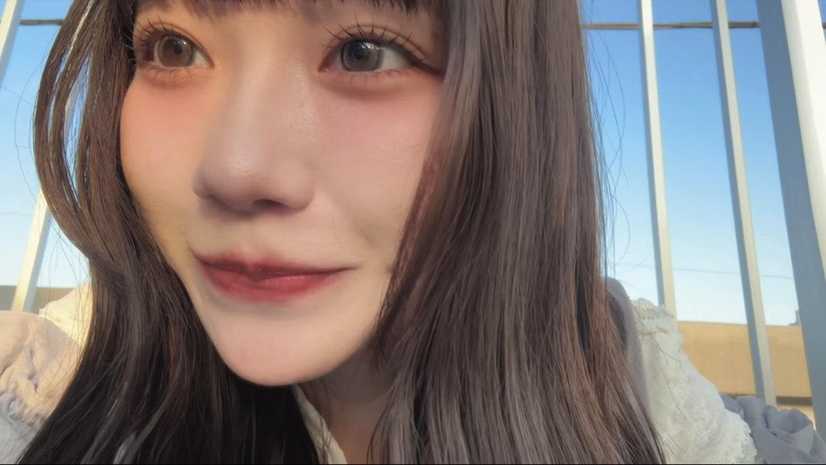 yuika_singuitar's tweet photo. 恋泥棒。の投稿したら「顔出ししてたんだ」ってコメント来ててうれしい、顔出しする前から曲を知ってくれててうれしい、16さいのときに書いてもう21さいになりましたよー！！！

←16さい                 21さい→ https://t.co/DZA5vxpW94