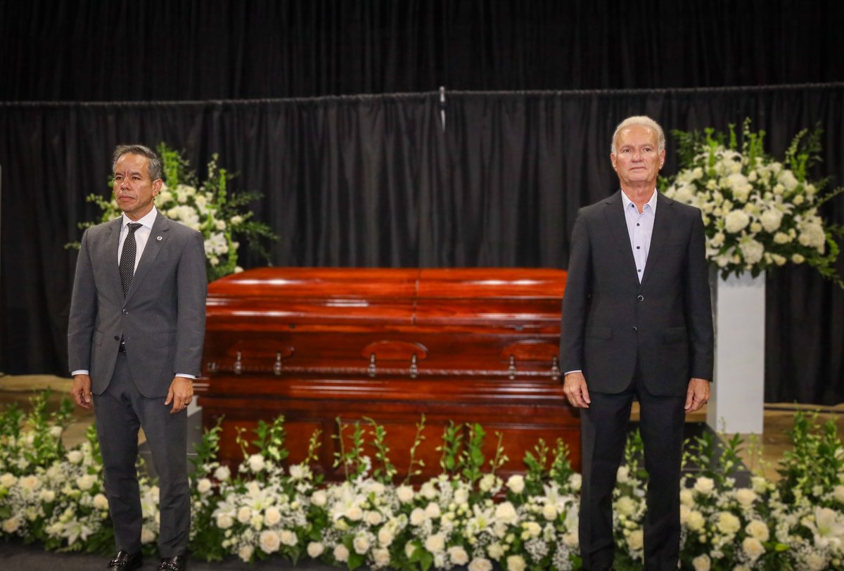 ciudadebayamon's tweet photo. Con solemnidad y respeto comienza la Guardia de Honor con el Alcalde de Bayamón, Honorable Ramón Luis Rivera Cruz y el Alcalde de la Ciudad Capital, Honorable Miguel Romero, en memoria de don Ramón Luis Rivera Rivera.

Un gesto de reconocimiento a quien dedicó una parte importante de su vida al servicio público y dejó una huella que forma parte de la historia de Bayamón.

Descanse en paz.