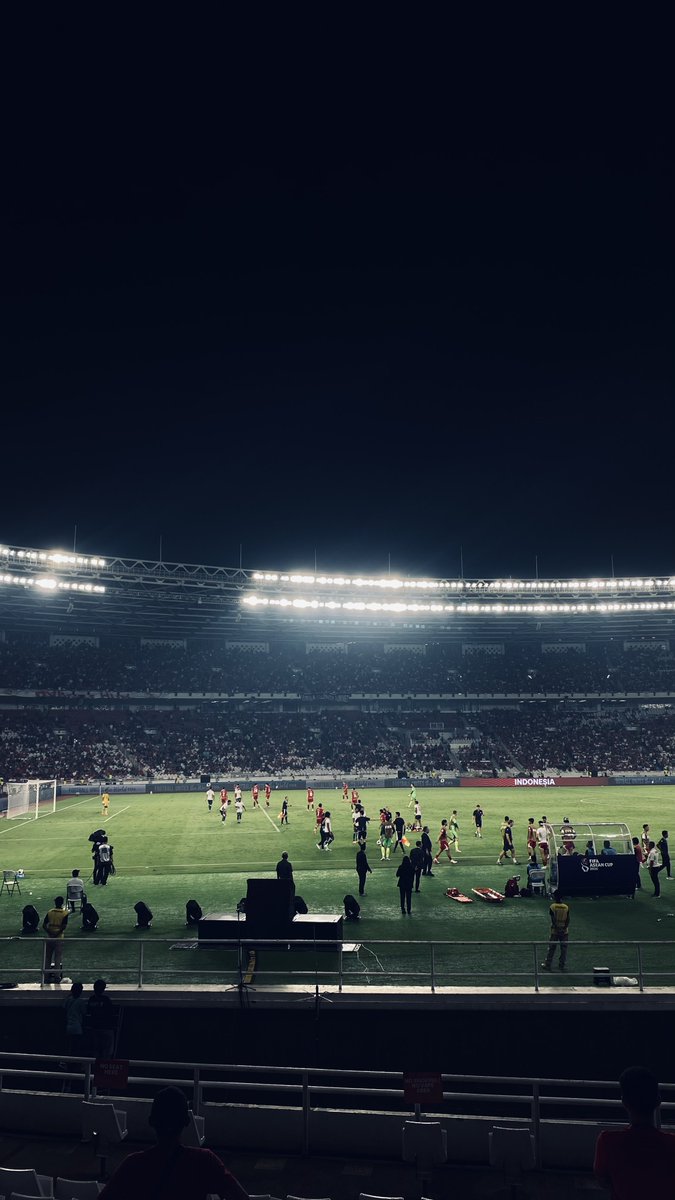 PorosHalangID's tweet photo. Football. Bloody hell. https://t.co/9geM6ElX5L