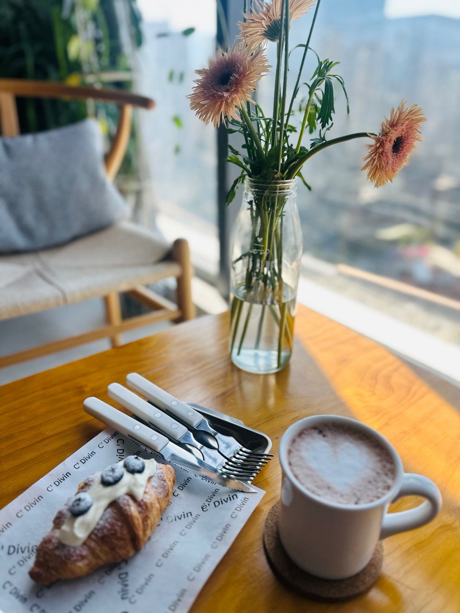 Endroegipq's tweet photo. Mi café con medialunas y la música de verano hace que este momento sea perfecto. https://t.co/JpLpK7gYVk