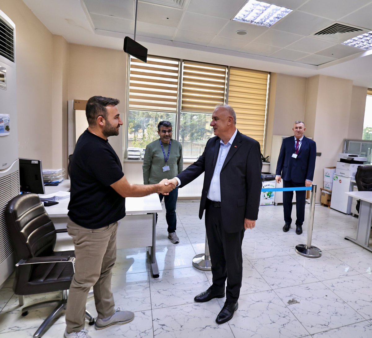 SafakBasa's tweet photo. 📍Sultangazi Şube Müdürlüğümüzü ziyaret ederek mesai arkadaşlarımızla bir araya geldik. Bu vesileyle Yönetim Kurulu toplantımızı da şubemizde gerçekleştirdik.

📊 Toplantımızda; Sultangazi ilçemizde devam eden ve planlanan altyapı yatırımlarını, abone hizmetlerimizi ve vatandaş memnuniyetini artırmaya yönelik çalışmalarımızı ele aldık.

🌿 İstanbul'un her ilçesinde güçlü altyapı, güçlü gelecek vizyonuyla çalışmaya devam ediyoruz.