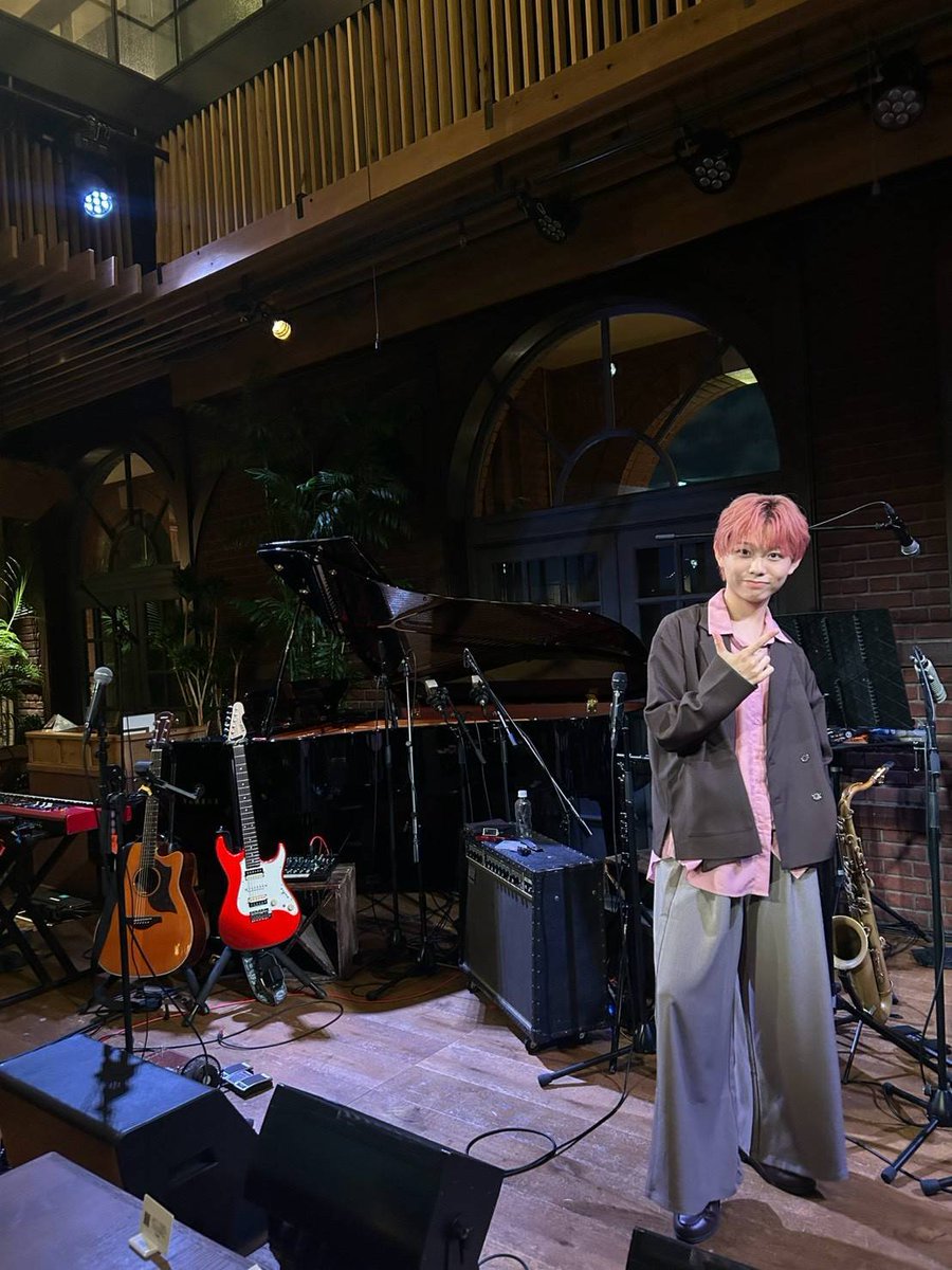 fumito_tsuji's tweet photo. お待たせいたしましたーッ‼️😁✨

BNP編‼️🎤😆💕︎︎
写真を魅せますッ‼️パート②🤓📸✨

こちらが2公演目の衣装でございますッ‼️🥰💕︎︎
舞珠くんの顔が...帽子で見えないぃッ⁉️😫

国産牛フィレ肉のポワレ‼️🥩✨
...の写真(舞珠くん写りver.)が上手く撮れてなかったので...
さっき無理やり新しく撮り直しましたッ‼️
😎✨ﾌﾌｯ

写真って難しいねッ❗舞珠くんッ‼️🥰💕︎︎
😉🫸🫸🫸　📸🤓ﾊﾟｼｬﾘﾊﾟｼｬﾘ