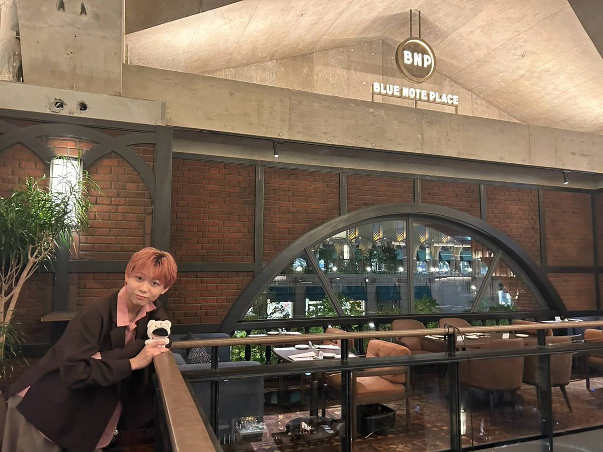 fumito_tsuji's tweet photo. お待たせいたしましたーッ‼️😁✨

BNP編‼️🎤😆💕︎︎
写真を魅せますッ‼️パート②🤓📸✨

こちらが2公演目の衣装でございますッ‼️🥰💕︎︎
舞珠くんの顔が...帽子で見えないぃッ⁉️😫

国産牛フィレ肉のポワレ‼️🥩✨
...の写真(舞珠くん写りver.)が上手く撮れてなかったので...
さっき無理やり新しく撮り直しましたッ‼️
😎✨ﾌﾌｯ

写真って難しいねッ❗舞珠くんッ‼️🥰💕︎︎
😉🫸🫸🫸　📸🤓ﾊﾟｼｬﾘﾊﾟｼｬﾘ
