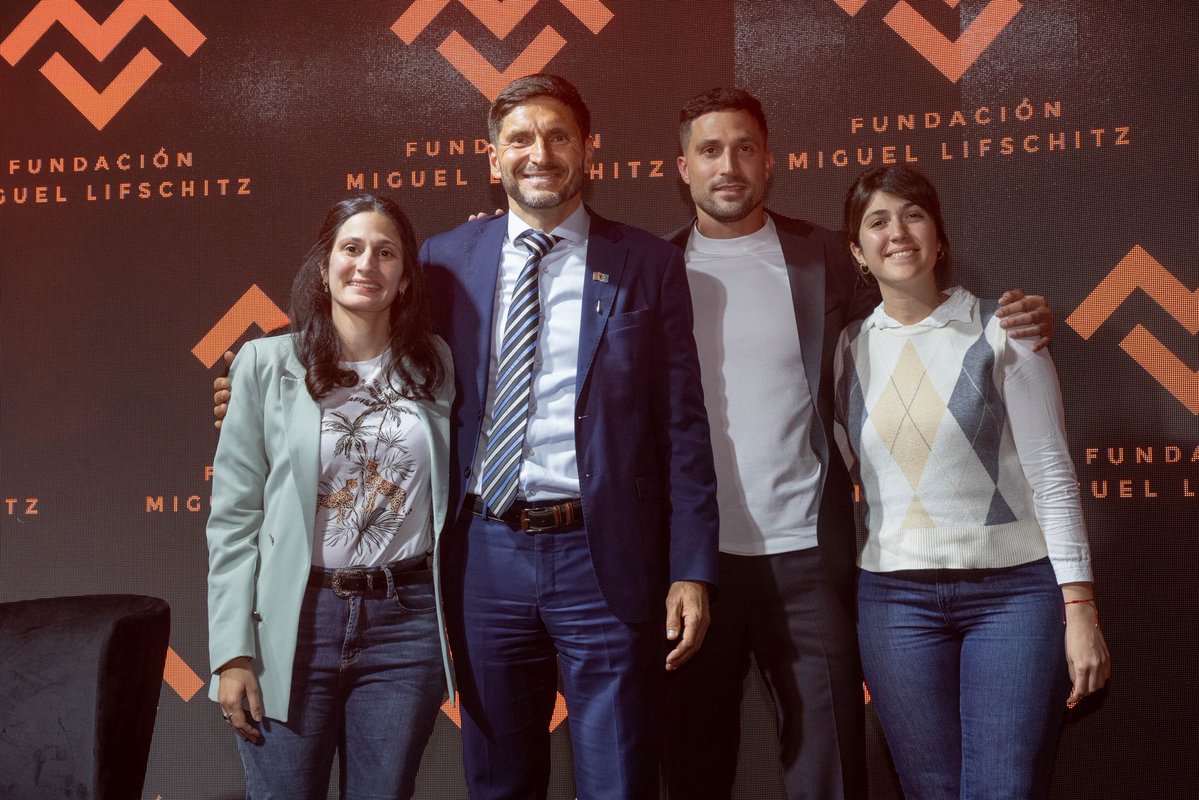 FedeLifschitz's tweet photo. Presentamos la Fundación Miguel Lifschitz, porque no hay mejor homenaje a mi viejo que continuar con esa forma de hacer y esa forma de ser que lo definía.

Miguel fue un tipo extraordinario, que supo sentar en una misma mesa a personas con miradas distintas, armar los mejores equipos que tuvo la ciudad y transformar grandes ideas en proyectos concretos.

Eso queremos para esta fundación: que sea un espacio plural, capaz de formar a quienes asumirán los desafíos que vienen y de convertir en realidad nuevas ideas, proyectos y sueños para Rosario y Santa Fe.
