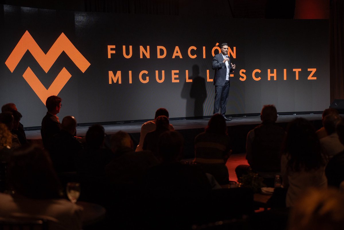 FedeLifschitz's tweet photo. Presentamos la Fundación Miguel Lifschitz, porque no hay mejor homenaje a mi viejo que continuar con esa forma de hacer y esa forma de ser que lo definía.

Miguel fue un tipo extraordinario, que supo sentar en una misma mesa a personas con miradas distintas, armar los mejores equipos que tuvo la ciudad y transformar grandes ideas en proyectos concretos.

Eso queremos para esta fundación: que sea un espacio plural, capaz de formar a quienes asumirán los desafíos que vienen y de convertir en realidad nuevas ideas, proyectos y sueños para Rosario y Santa Fe.