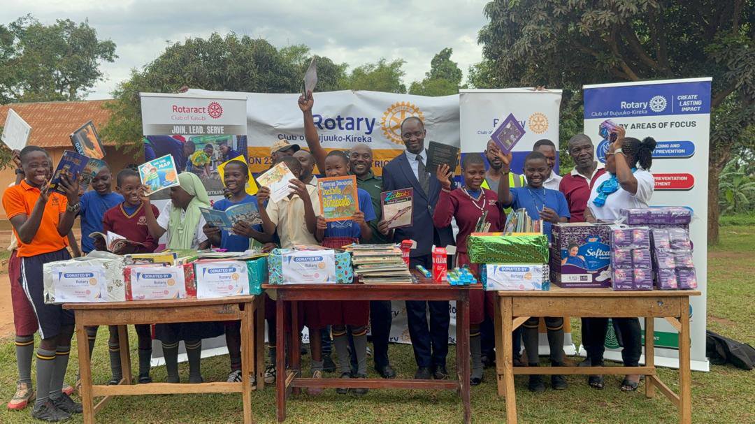 RCBujuukoKireka's tweet photo. Today we facilitated our community school(St Noah Mawagali P/S) with scholastic materials and planted more trees to keep our little ones in a healthy learning environment. Every child deserves an education ๐
#Rotary_eyamba
#Serviceaboveself https://t.co/asvZq68hyU
