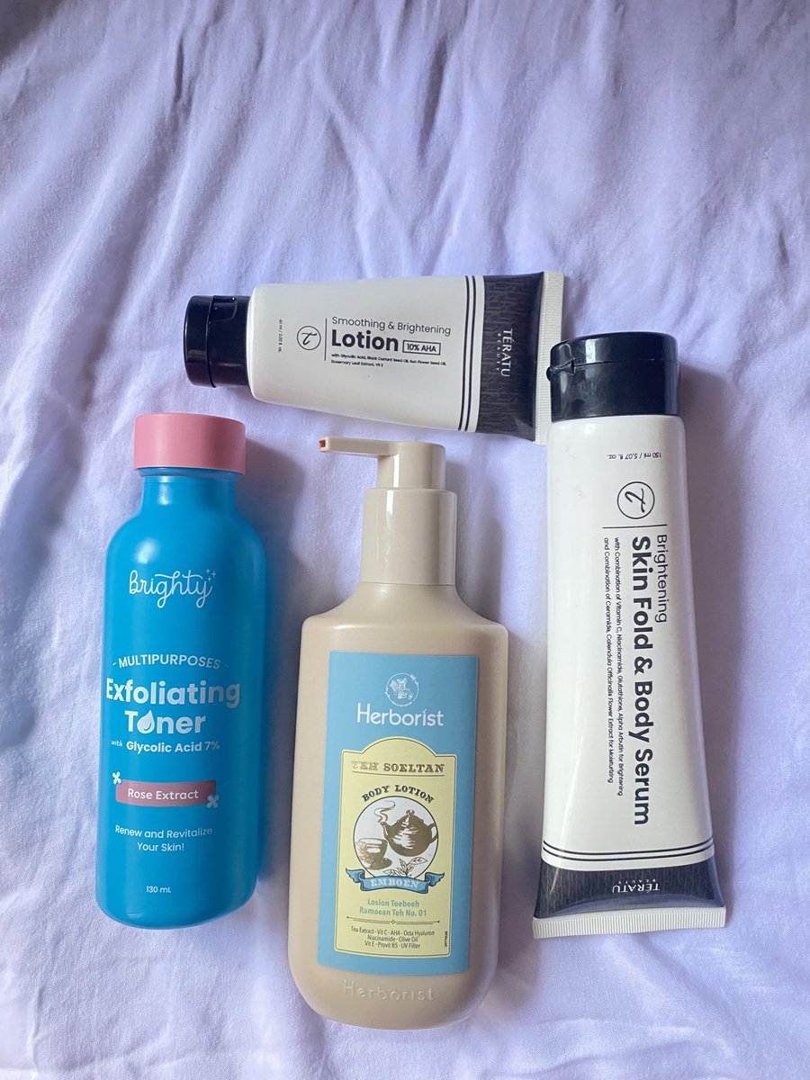 dittazharra's tweet photo. ga ada kata terlambat buat mulai merawat kulit. dan exfoliating itu ga cuma buat muka. tapi badan dan area lipatan itu sama pentingnya juga. 
liat aja riill kotorrr bgt 😭😭￼ https://t.co/NCMIM8pWBF