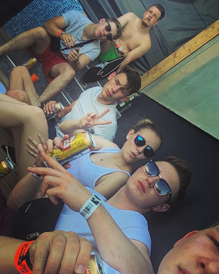 21_blacksheep's tweet photo. Novalja '18 🇭🇷😍🍻🎉 #Kroatien #SpringBreak #Holiday #Sufftourismus #Kulturreise #Beach #Sun #Fun #Friends #Basskiller #Croatia #Novalja #Beer #Trojka #ComingBackSoon #SchlauerBlick #Noa #Zrce #Poolparty #Hrvatska #Europe #1893 https://t.co/bTGP6a8dsj