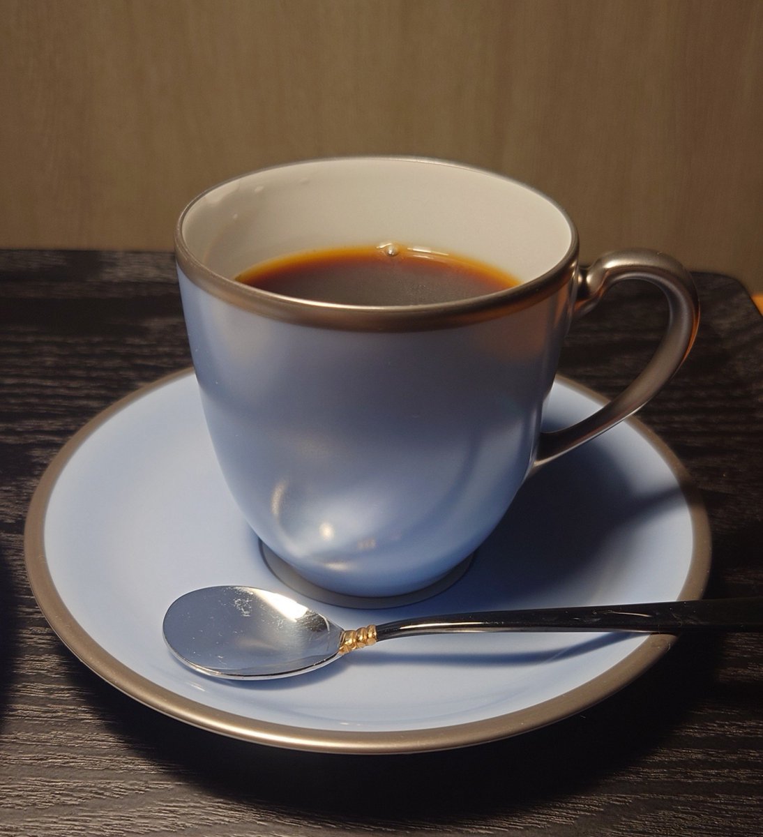 mem_no_koe's tweet photo. 器は…「コーヒーの日」に合わせて、トワエモア珈琲碗皿を出してきた
この碗皿の時は、
柄が漆塗りを彷彿とさせる、ミキモトの杓文字型スプーンを合わせることが多いかもしれない……
#家喫茶
#UnlimitedBreakTimes
#器
#トワエモア友の会onTwitter https://t.co/jnJ9oD6S4k