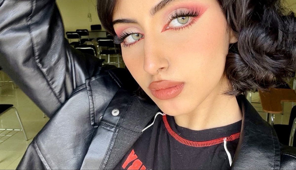 uiuiiuyi's tweet photo. My makeup on the most useless day ever : https://t.co/06ucL28dZp
