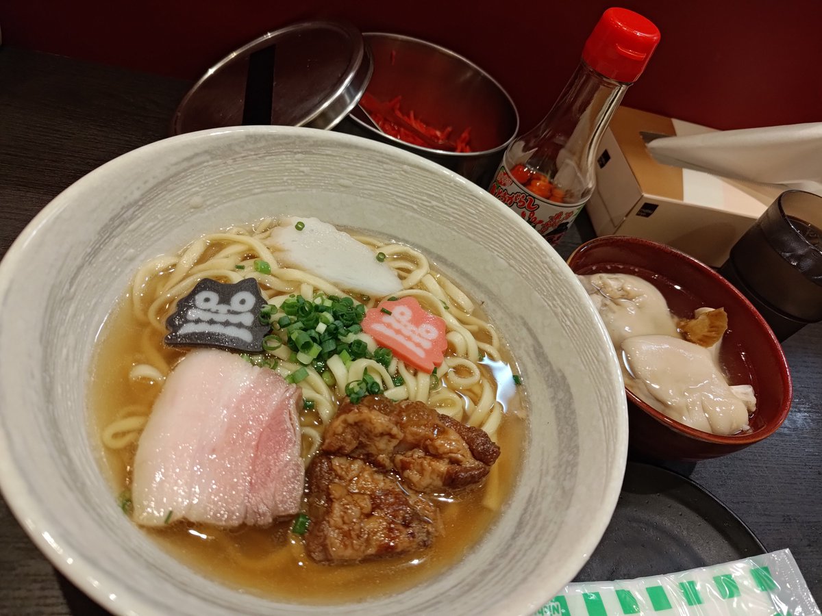 nkjmktr's tweet photo. ラーメン大至@御茶ノ水（文京区）で「沖縄そば」���てびち」を注文。4カ月半ぶりの訪問😳豚骨清湯に鰹出汁を合わせたあっさりスープに平打ち麺😋 麺は生麺を仕入れ、お店で茹で置きしたものだそう😍 ソーキ（軟骨）とてびち（豚足）のとろとろ具合もバッチシやった🐽 #ramen #東京都 https://t.co/LZs3Ya9jlO