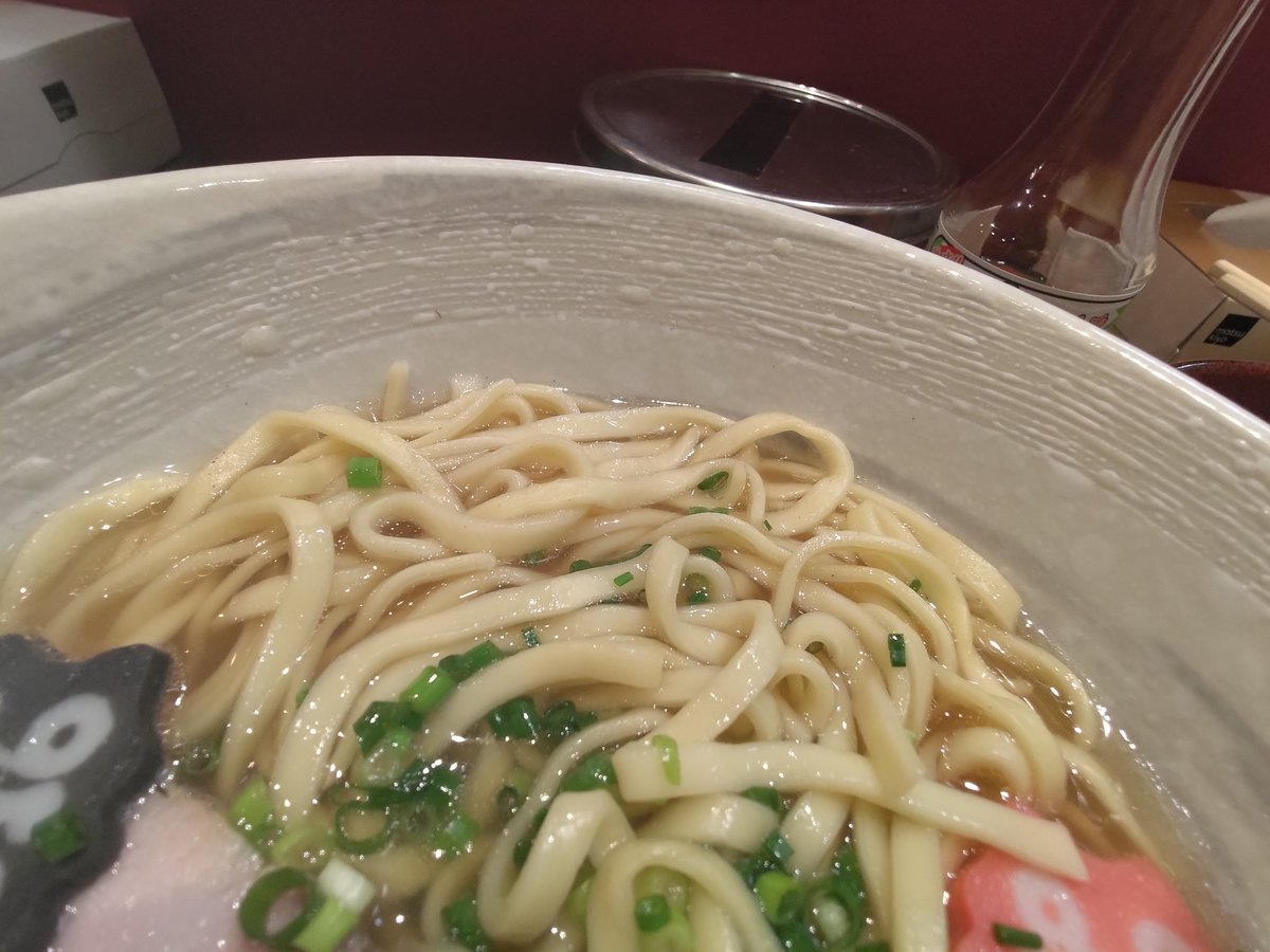 nkjmktr's tweet photo. ラーメン大至@御茶ノ水（文京区）で「沖縄そば」���てびち」を注文。4カ月半ぶりの訪問😳豚骨清湯に鰹出汁を合わせたあっさりスープに平打ち麺😋 麺は生麺を仕入れ、お店で茹で置きしたものだそう😍 ソーキ（軟骨）とてびち（豚足）のとろとろ具合もバッチシやった🐽 #ramen #東京都 https://t.co/LZs3Ya9jlO