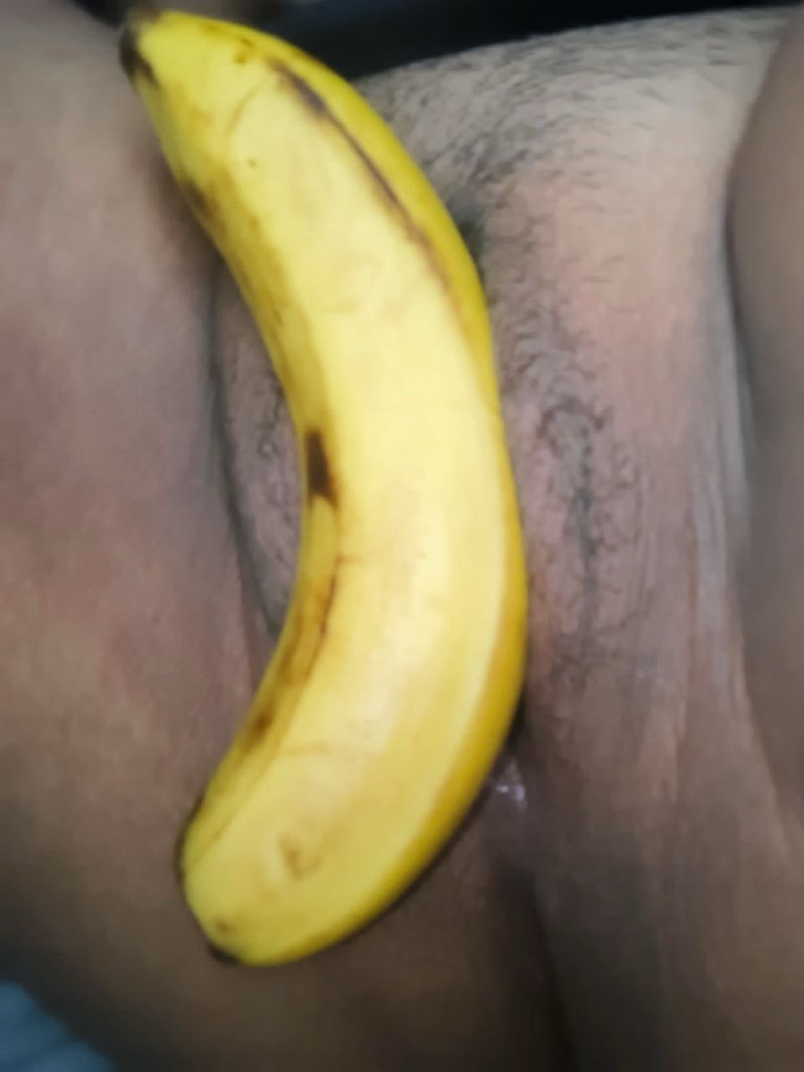 Jessicahormo's tweet photo. Hoy me animé a jugar con una banana imaginando que era el hermano de mi papá 
Si llego a 100 rt y 100 corazones subo videos de como juego con el 
#nsfwtwtًً #banana #masturbándose #bananaenelcoño #wata https://t.co/ewlUEhkY6e