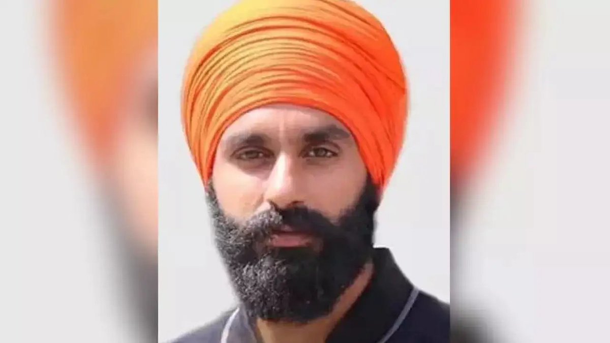 BabbuSaini01's tweet photo. ਜਗਤਾਰ ਸਿੰਘ ਜੱਗੀ ਜੋਹਲ ਵੀਰ ਨੂੰ ਜ਼ਮਾਨਤ ਮਿਲਣ ’ਤੇ ਪੰਥ-ਪੰਜਾਬ ਅਤੇ ਜੋਹਲ ਪਰਿਵਾਰ ਨੂੰ ਬਹੁਤ-ਬਹੁਤ ਵਧਾਈਆਂ। ਲਗਭਗ ਇੱਕ ਦਹਾਕੇ ਦੀ ਲੰਮੀ ਹਿਰਾਸਤ ਤੋਂ ਬਾਅਦ ਹੁਣ ਜੱਗੀ ਵੀਰ ਵੀ ਆਪਣੇ ਪਰਿਵਾਰ ਨਾਲ ਬੈਠ ਕੇ ਦੁੱਖ-ਸੁੱਖ ਸਾਂਝਾ ਕਰ ਸਕੇਗਾ, ਨਰਕ ਤੋਂ ਦੂਰ ਸੁੱਖ ਦਾ ਸਾਹ ਮਾਣ ਸਕੇਗਾ। ਇਹ ਖ਼ਬਰ ਰਾਹਤ ਵਾਲੀ ਹੈ।

ਹੁਣ ਏਹੀ ਨਿਆਂ ਦੀ ਪਰਖ ਲੰਮੇ ਸਮੇਂ ਤੋਂ ਸਜ਼ਾਵਾਂ ਭੁਗਤ ਰਹੇ ਸਾਡੇ ਬਾਕੀ ਬੰਦੀ ਸਿੰਘਾਂ ਲਈ ਵੀ ਹੋਣੀ ਚਾਹੀਦੀ ਹੈ। ਭਾਈ ਜਗਤਾਰ ਸਿੰਘ ਹਵਾਰਾ ਤਿੰਨ ਦਹਾਕਿਆਂ ਤੋਂ ਵੀ ਉੱਪਰ ਦਾ ਸਮਾਂ ਜੇਲ੍ਹ ਵਿੱਚ ਕੱਟ ਚੁੱਕੇ ਹਨ, ਪਰ ਉਹਨਾਂ ਨੂੰ ਅੱਜ ਤੱਕ ਇੱਕ ਵੀ ਪੈਰੋਲ ਨਹੀਂ ਮਿਲੀ। ਜਦਕਿ ਦੂਜੇ ਪਾਸੇ ਰਾਮ ਰਹੀਮ ਵਰਗੇ ਸੰਗੀਨ ਦੋਸ਼ੀਆਂ ਨੂੰ ਸਰਕਾਰਾਂ ਵੱਲੋਂ ਲਗਾਤਾਰ ਵੱਡੀ ਰਾਹਤ ਤੇ ਵਾਰ-ਵਾਰ ਪੈਰੋਲ ਦਿੱਤੀ ਜਾਂਦੀ ਹੈ।

ਜੇਕਰ ਕਾਨੂੰਨ ਸਜ਼ਾ ਦਿੰਦਾ ਹੈ ਤਾਂ ਉਸੇ ਕਾਨੂੰਨ ਵਿੱਚ ਸਜ਼ਾ ਭੁਗਤਣ ਤੋਂ ਬਾਅਦ ਪੈਰੋਲ ਅਤੇ ਰਿਹਾਈ ਦਾ ਰਾਹ ਵੀ ਹੁੰਦਾ ਹੈ। ਸਜ਼ਾ ਦੀ ਮਿਆਦ ਨੂੰ ਬਿਨਾਂ ਕਿਸੇ ਸਮੀਖਿਆ ਦੇ ਅਨੰਤ ਬਣਾ ਦੇਣਾ ਨਾ ਤਾਂ ਸੰਵਿਧਾਨਕ ਬਰਾਬਰੀ ਹੈ ਅਤੇ ਨਾ ਹੀ ਇਨਸਾਨੀਅਤ।

ਕੇਂਦਰ ਦੀ ਭਾਜਪਾ ਸਰਕਾਰ ਕੋਲ ਇਹ ਫੈਸਲਾ ਲੈਣ ਦਾ ਅਧਿਕਾਰ ਹੈ ਕਿ ਭਾਈ ਹਵਾਰਾ ਦੇ ਮਾਮਲੇ ਵਿੱਚ ਵੀ ਉਹੀ ਕਾਨੂੰਨੀ ਮਿਆਰ ਅਤੇ ਇਨਸਾਨੀ ਪਹੁੰਚ ਲਾਗੂ ਕੀਤੀ ਜਾਵੇ, ਜੋ ਹੋਰਨਾਂ ਭਾਰਤੀ ਮਾਮਲਿਆਂ ਵਿੱਚ ਬੜੀ ਆਸਾਨੀ ਨਾਲ ਦਿਖਾਈ ਜਾਂਦੀ ਹੈ। ਨਿਆਂ ਚੁਣਵਾਂ ਨਹੀਂ ਹੋਣਾ ਚਾਹੀਦਾ।

#ParoleForHawara