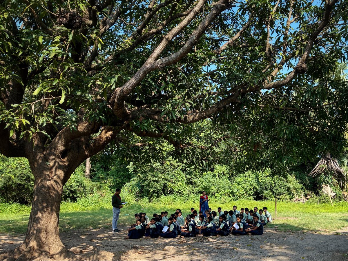 aviuv's tweet photo. हा फोटो प्रस्तावित चौथ्या मुंबईच्या गावातला आहे. 
मुंबईपासून जवळ. 
सध्या ती गाव ‘मराठी’ बोलतात. सरकारी शाळा मराठीयत. पण भविष्यात बोलतील का माहित नाही. 
सध्या ह्या गावांची लोकसंख्याय त्यापेक्षा दुप्पट रोगजार निर्माण करणारयत अस राजकारणी बोलतायत. 

भविष्यात असा फोटो घेता येईल का? https://t.co/6pNp2ZiLXJ