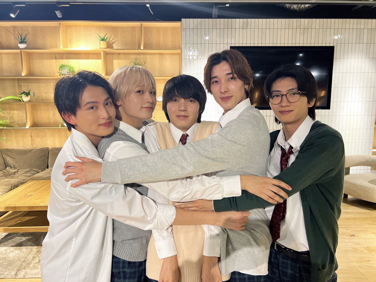 official_DXTEEN's tweet photo. [#田中笑太郎]
#陽キャ集団 でぎゅーーぅ！！

インスタライブありがとうございました！
みんなと久しぶりに会えて嬉しかったです
楽しかったーーー❕❕❕💖
今後とも陽キャ集団みんなで盛り上げていきましょ✊🏻❕
これからもよろしくね😌

🔗https://t.co/6Z4fYw9x8W

@dramaDiVEP_ytv
#DXTEEN #TANAKASHOTARO