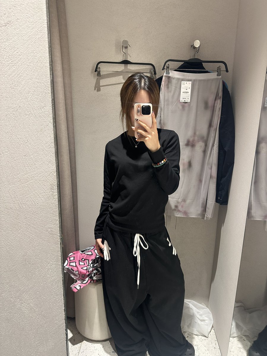 dominemegas's tweet photo. #광고 #29CM #DEVIWEAR #데비웨어 

탄탄한 소재로 만든 기본티.. .....🧏🏼‍♀️
넥라인 부분 마감도 잘되어있어서 오래오래 입을수잇을것같음 https://t.co/kCCuUctUrA