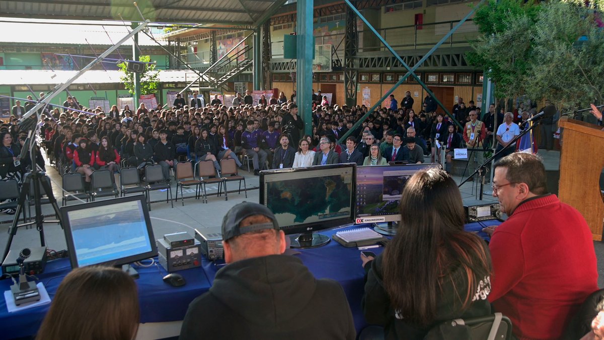 huichalaf's tweet photo. Histórico contacto radial con la Estación Espacial Internacional de Liceo público de Villa Alemana.

Un claro ejemplo de cómo una comunidad educativa puede lograr objetivos con trabajo y apoyo coordinado por nuestros jóvenes estudiantes.

https://t.co/w5tgGXqZeb https://t.co/qmIKj0S40O