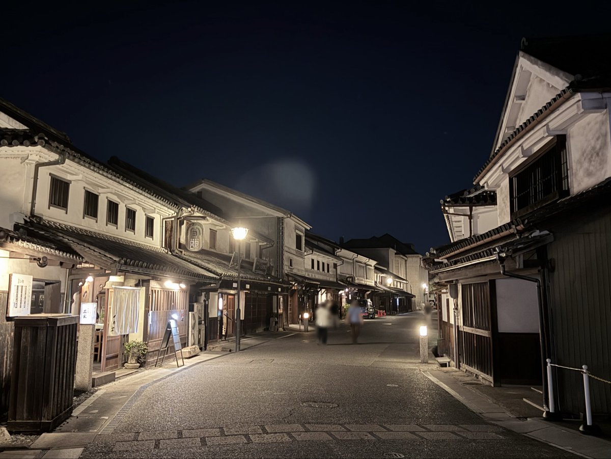 kuranoarumachi's tweet photo. 映画 #蔵のある街 にも　登場した #本町通り の夜の街並み。
情緒的な日中とは違う雰囲気です。

すぐ近くの #阿智神社 の石段も昼間とは違う表情を見せてくれます。
#倉敷映画館 で69年後まで上映中です🎦

ロケ地の真ん中で映画を観て、一歩外に出て、ロケ地で映画の世界へぜひどうぞ。 https://t.co/qqlDIcuN9G