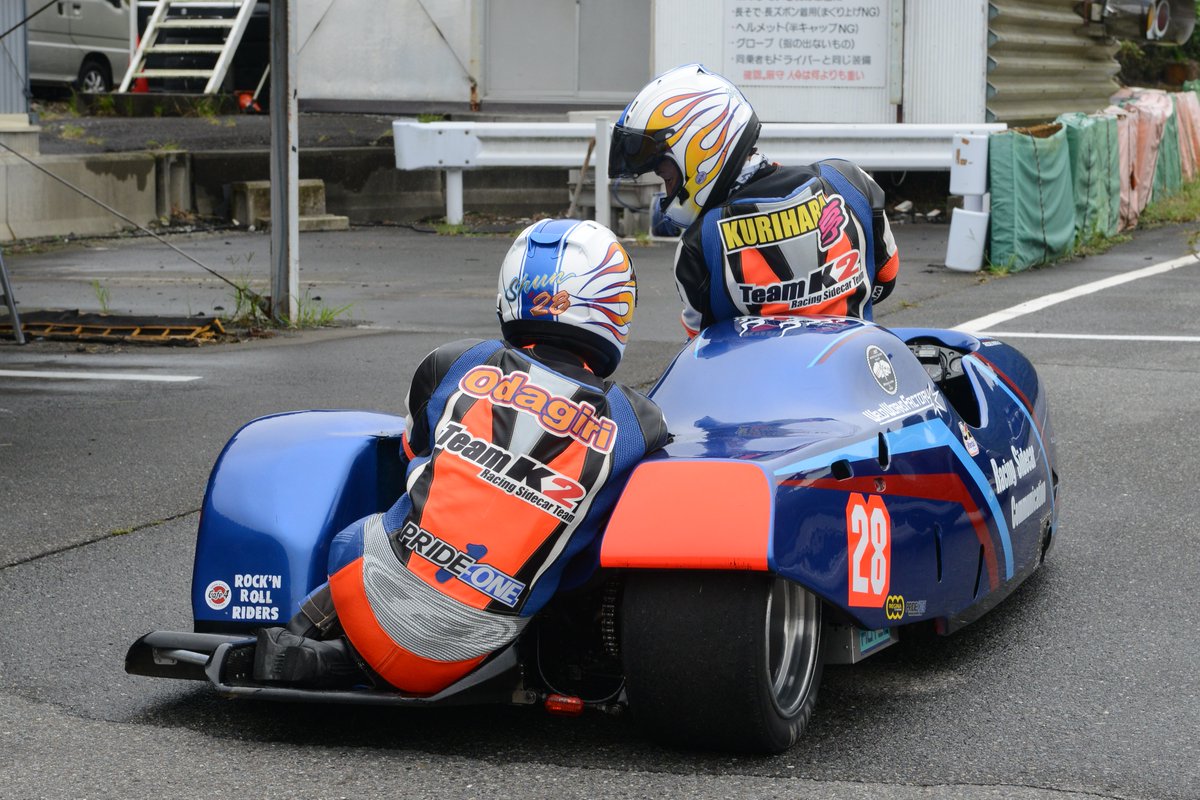 kurikuri_r1200s's tweet photo. ようやくチームでお揃いのレーシングスーツ。
VANDA RACING ＆Team K2
胸にはVANDA、背中にK2

和田さん拘りの安全性と運動性そしてカッコイイ！
来年の開幕が待ち遠しい🏁

Photo by OKさん
#pride1jp #TeamPRIDEONE　＃本庄サーキット https://t.co/sNtdBmr7zj