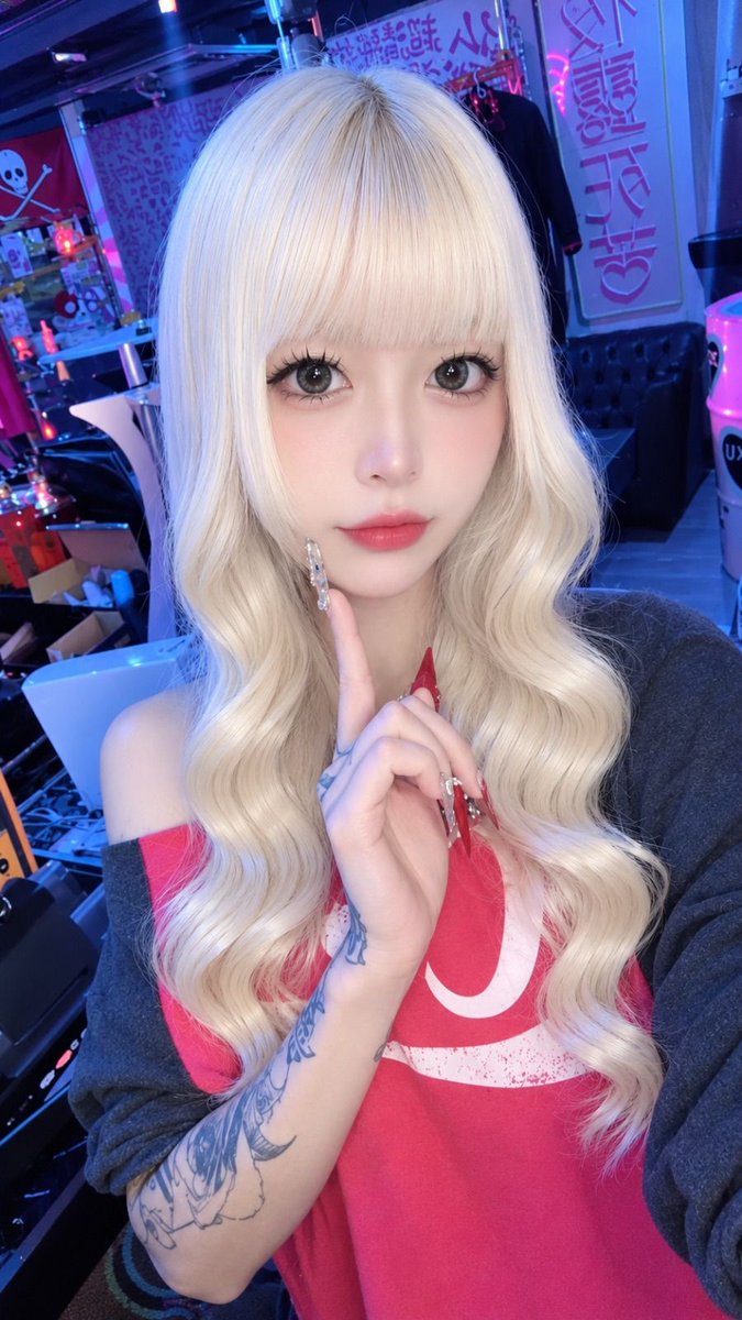 zoku2cafe's tweet photo. 金髪タトゥー系ギャルと黒髪大きな目の美少女、同時出勤って贅沢すぎん…?ももな&amp;れいか、今夜の族族で待ってます🔥 #族族 #大阪ミナミ https://t.co/GDFgjMu84Q