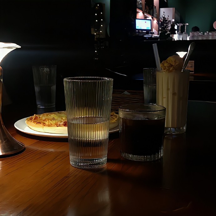 NobukoJollzyte's tweet photo. En la barra del pequeo local, el café humea suave bajo la luz cálida. Hoy, un tazón de sopa de cebolla reconfortante espera a cada alma que pase por la noche.， https://t.co/HiHNUraIwY