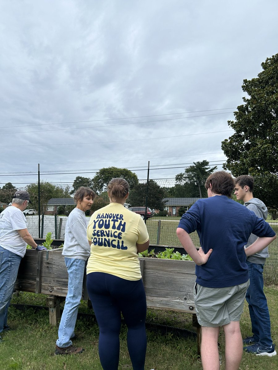 HanoverVa's tweet photo. Students with HYSC assisted the All Souls Community Garden and donated the food that was picked to the Mechanicsville Churches Emergency Functions (MCEF).

Interested in getting involved with HYSC? Sign up before tomorrow's deadline ➡️ https://t.co/029L68mv9T.

#HanoverVA https://t.co/UXF3ez4aeS