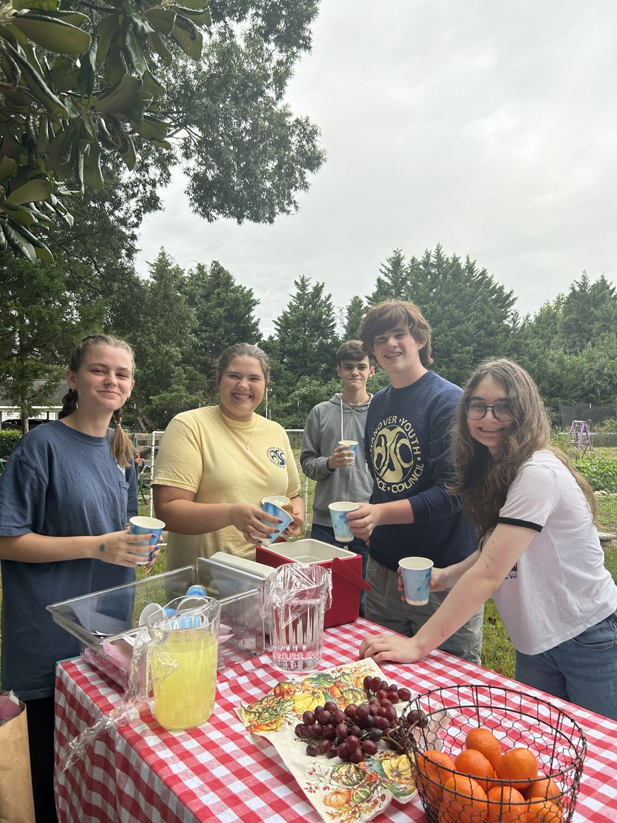 HanoverVa's tweet photo. Students with HYSC assisted the All Souls Community Garden and donated the food that was picked to the Mechanicsville Churches Emergency Functions (MCEF).

Interested in getting involved with HYSC? Sign up before tomorrow's deadline ➡️ https://t.co/029L68mv9T.

#HanoverVA https://t.co/UXF3ez4aeS