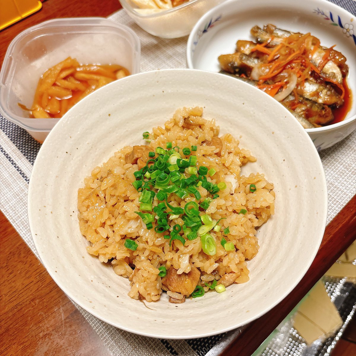 CoreSector's tweet photo. 久しぶりにちゃんとした晩ごはん😋

鶏めしと南蛮漬けはもう得意料理♪

#男メシ #吉野の鶏めし #鰯の南蛮漬け #マカロニサラダ #かつやの大根漬け #山崎 #ハイボール https://t.co/ORWA2zVYRV