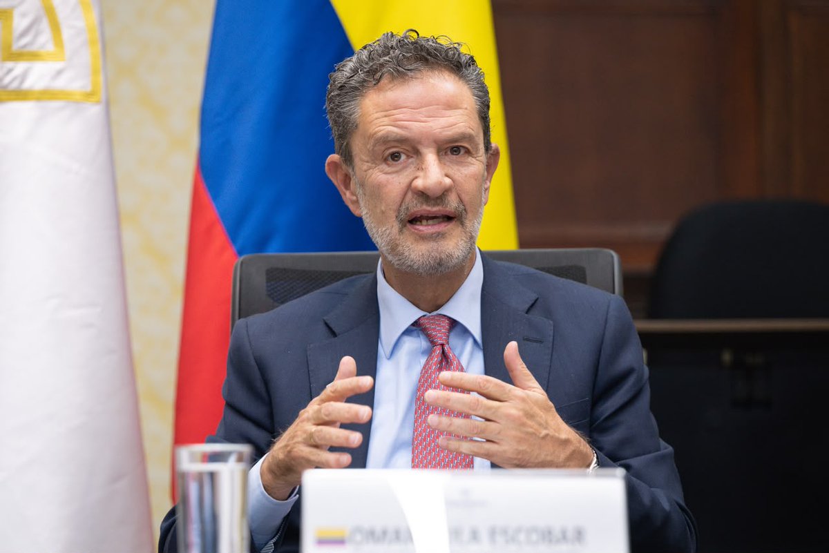 CancilleriaCol's tweet photo. Colombia reafirmó en Quito su compromiso con la cooperación andina para combatir la delincuencia organizada transnacional y fortalecer la seguridad regional.

El canciller Omar Bula destacó los avances en la implementación de la Decisión 922 y respaldó nuevos instrumentos contra el tráfico ilícito de armas y en materia penitenciaria:

“Estos dos instrumentos contribuyen sin lugar a duda a sembrar espacios de acción a las organizaciones criminales y a fortalecer la seguridad de nuestros países”, afirmó.

Para el Gobierno del presidente @ABDELAESPRIELLA, recuperar la seguridad y devolverles la tranquilidad a los colombianos es una prioridad que también se fortalece mediante la cooperación internacional.