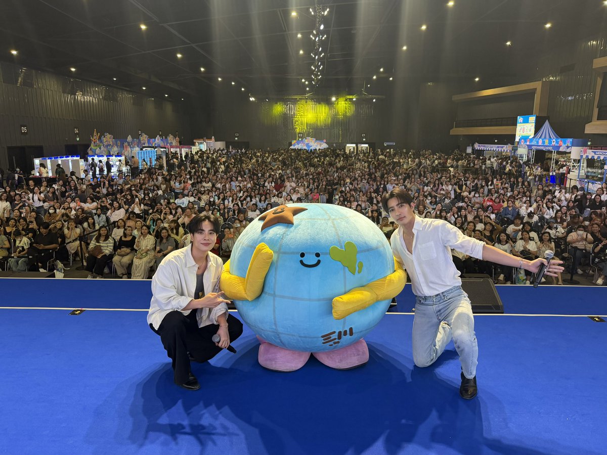 GmmtvShop's tweet photo. เอิร์ท-มิกซ์ และ Mr. Saturnworld ขอบคุณทุกคนที่มาร่วมกิจกรรม Fan Sign ในงาน GMMTV FANIVAL 2026 : Happy Family

@Earth_Pirapat @wixxiws
@mrstnwrd_GMMTV 

#GMMTVFANIVAL2026HappyFamilyxEM
#GMMTV https://t.co/j21s8Fz9mE
