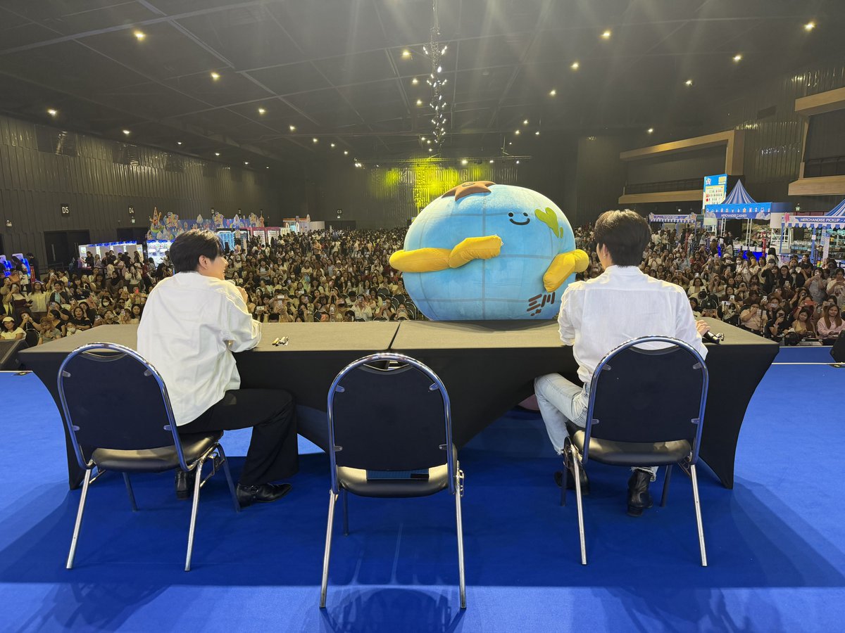 GmmtvShop's tweet photo. เอิร์ท-มิกซ์ และ Mr. Saturnworld ขอบคุณทุกคนที่มาร่วมกิจกรรม Fan Sign ในงาน GMMTV FANIVAL 2026 : Happy Family

@Earth_Pirapat @wixxiws
@mrstnwrd_GMMTV 

#GMMTVFANIVAL2026HappyFamilyxEM
#GMMTV https://t.co/j21s8Fz9mE