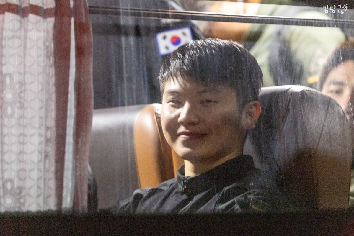 adinletters's tweet photo. ‘yung cute na chinito from an all-boys school na nakasabay niyong mag-field trip sa tagaytay at katabi ng rented bus niyo ang school bus nila tapos napag-tripan mong mag-hi as a dare e kaso marunong pala siya sumabay kaya ngumiti sa’yo pabalik https://t.co/EAsoGkfY4n