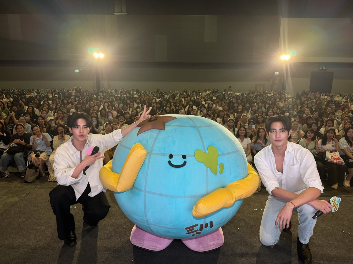 GmmtvShop's tweet photo. เอิร์ท-มิกซ์ และ Mr. Saturnworld ดีใจที่ได้เจอทุกคนมากเลยน้า ขอบคุณทุกคนที่มาเจอกันวันนี้นะครับ ขอให้ทุกคนเดินทางกลับบ้านกันดีๆน้า

@Earth_Pirapat @wixxiws
@mrstnwrd_GMMTV 
 
#GMMTVFANIVAL2026HappyFamilyxEM
#GMMTV https://t.co/hwZYxtOk1y