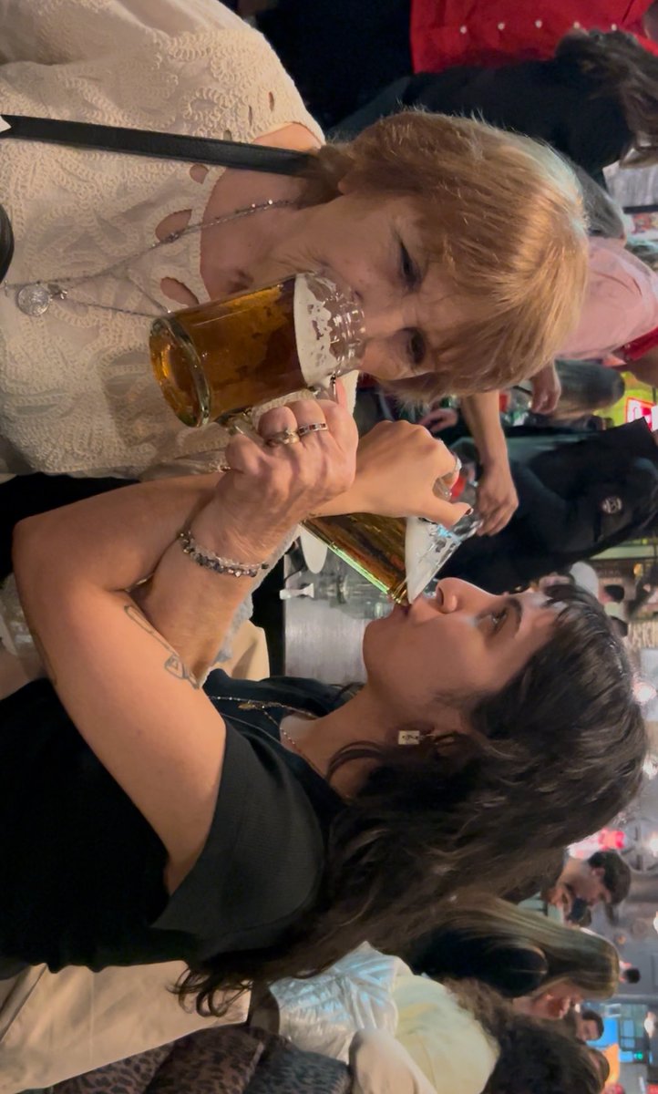 cinemaberite's tweet photo. mi hermana está acusándome q salí con alguien el sábado a la noche
yo y la viuda de mi abuela el sábado a la noche https://t.co/7ZnBiT9b4x