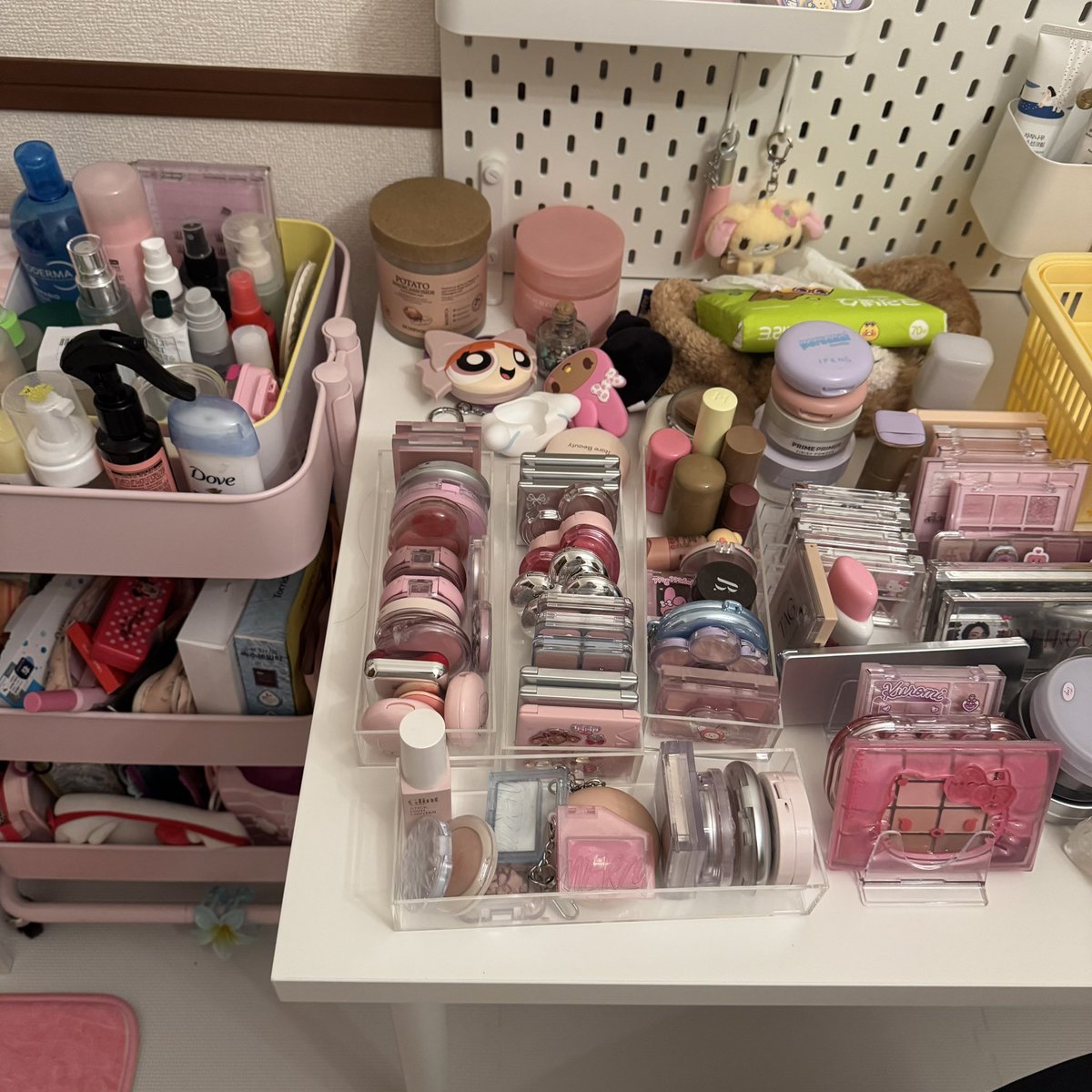 yeoll2eum2's tweet photo. 何億年ぶりにお部屋きれいにしてる…！休みにikeaのalexついに買うのー！！！！コスメたくさん収納するの楽しみ…⭐️⭐️😻 https://t.co/yEWNztXAGu