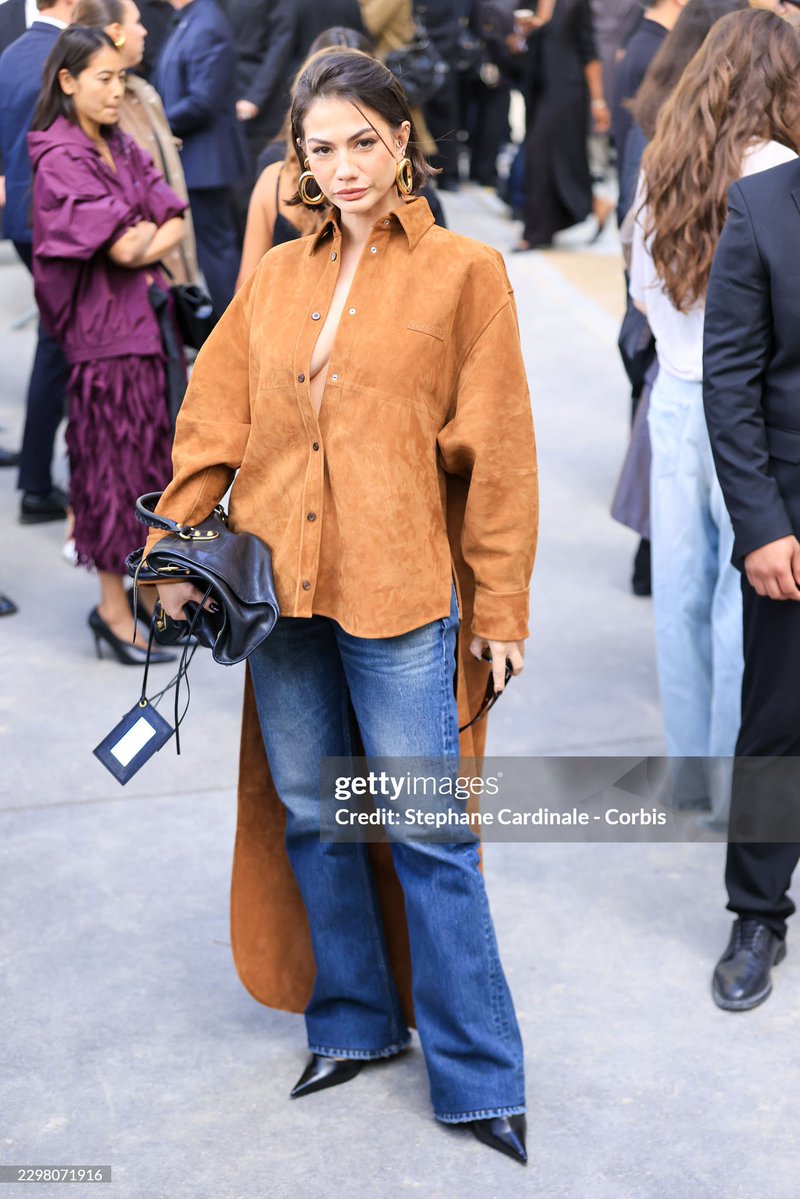 PortalDemetBR's tweet photo. 📸 | @/GettyImages • Site
#DemetÖzdemir deslumbrante como convidada no desfile da Balenciaga, durante a Paris Fashion Week. ✨

DEMET FOR BALENCIAGA PFW
#DemetÖzdemirxBalenciaga
#DemetÖzdemir #PFWSS27 https://t.co/m2egS3uxzW